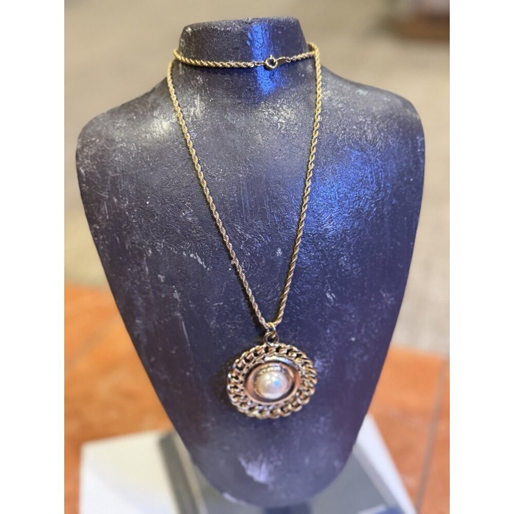 TRIFARI GOLD ROPE CHAIN ROUND MEDALLION FAUX PEARL PENDANT NECKLACE ROMANESQUE - Picture 3 of 9